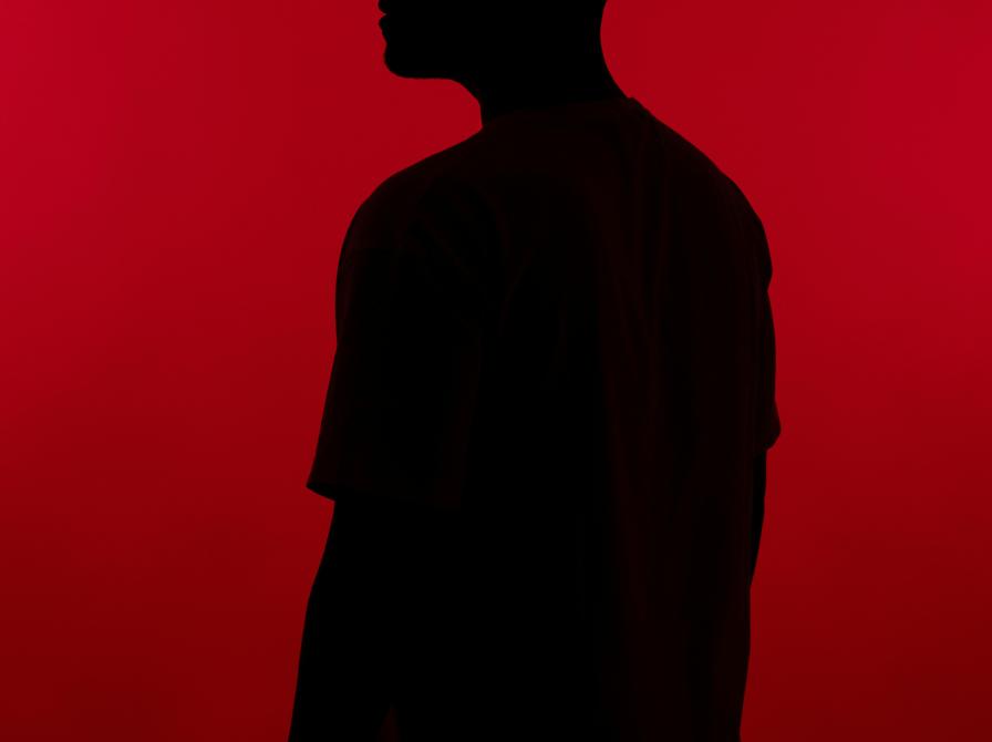 Silhuet af en mand på rød baggrund